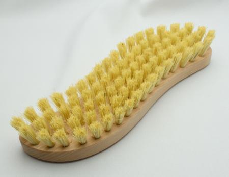 Weiche S-Form Waschbürste, Scheuerbürste mit hellen reinen Naturfasern. Hergestellt in Todtnau von der Bürstenfabrik Keller GmbH, ein Traditionsunternehmen seit 1869.